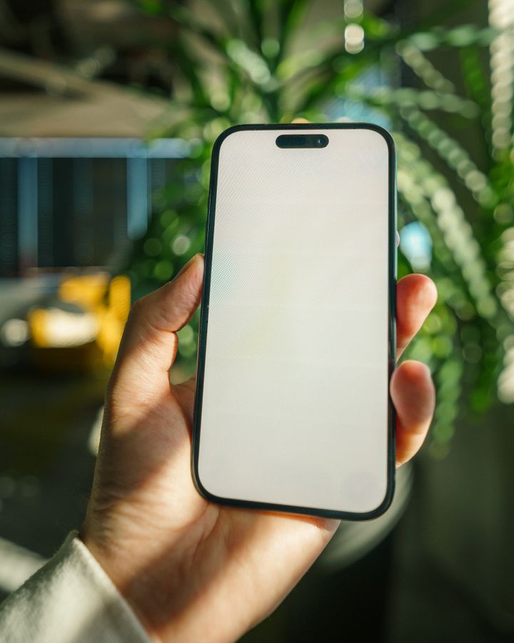 带绿植的简约手机样机图，示意 App 话题列表界面