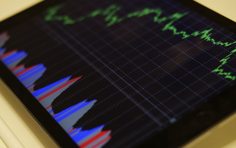 蓝红黑图表插画，用作商业数据类话题的版式示意封面